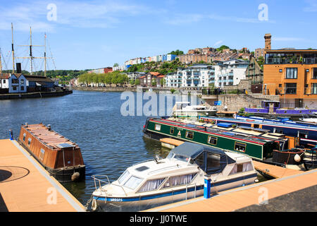 Vue générale de l'harbourside de Bristol lors d'une journée ensoleillée. Banque D'Images