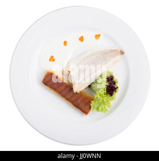 Sea Bass fichier avec les épinards crêpe. Isolé sur un fond blanc. Banque D'Images