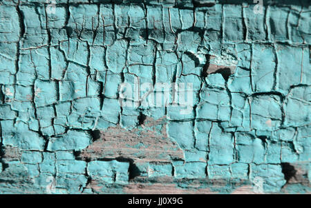 La texture de la peinture turquoise sur le bois fissuré Banque D'Images