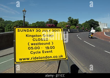 Inscrivez-vous à l'approche de Kingston Bridge, à Kingston, Surrey, Angleterre, donnant un avis de fermeture du pont pour un événement du cycle Banque D'Images