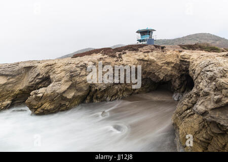 Lifeguard tower crique rocheuse au-dessus avec le flou de l'eau à Leo Carrillo State Beach à Malibu, en Californie. Banque D'Images