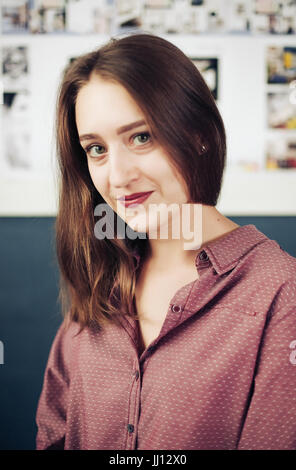 Femme d'affaires occasionnels à heureux et souriants. Banque D'Images