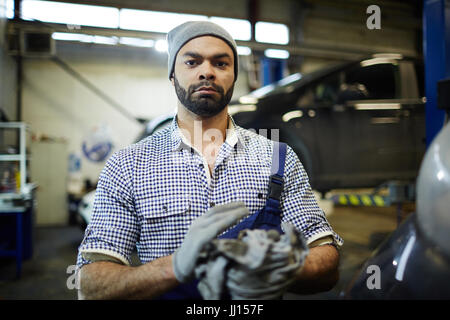 Mécanicien de voiture en garage Banque D'Images