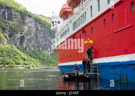 Les passagers de retour de Zodiac canot bateau sur G Adventures bateau de croisière expédition en Geirangerfjorden. La Scandinavie Norvège Geiranger Banque D'Images