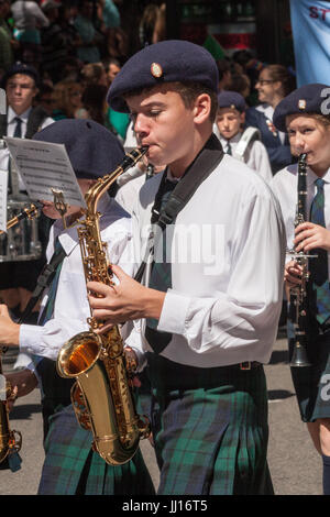 Jeune homme membre du St Patricks College Marching Band dans la St Patricks day parade, Sydney, New South Wales, Australia Banque D'Images