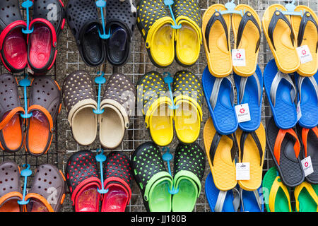 Chaussures en caoutchouc coloré en vente dans un magasin Banque D'Images