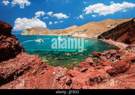 Plage rouge. Santorini, Cyclades, Grèce. Beau paysage estival avec l'une des plages les plus célèbres dans le monde entier. Banque D'Images