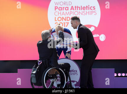 La société britannique Jonnie Peacock reçoit sa médaille d'après le le 100 m T44 pendant quatre jours du monde d'athlétisme 2017 Para au London Stadium. Banque D'Images