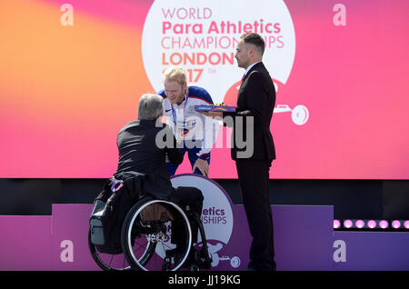 La société britannique Jonnie Peacock reçoit sa médaille d'après le le 100 m T44 pendant quatre jours du monde d'athlétisme 2017 Para au London Stadium. Banque D'Images