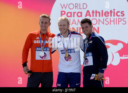 L'Allemagne Johannes étages, Grande Bretagne's Jonnie Peacock et USA's Jarryd Wallace après le le 100 m T44 pendant la journée finale quatre des 2017 World Para Championnats mondiaux d'athlétisme à Londres Stadium. Banque D'Images