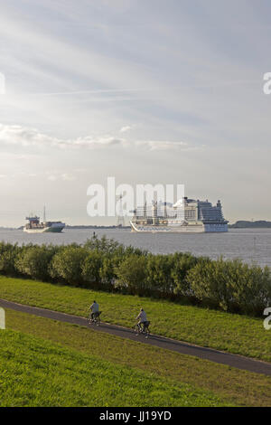 Bateau de croisière Aida Prima sur Elbe près de Luehe, Altes Land, Virginia, United States Banque D'Images