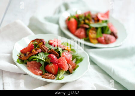 Alimentation saine. Délicieuse salade de fruits sur la table Banque D'Images