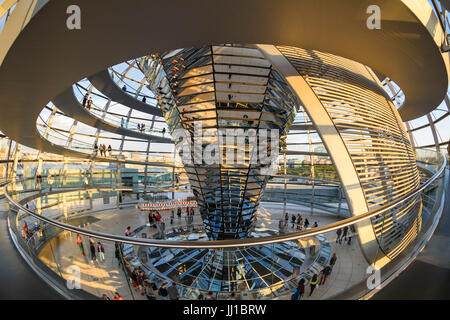 Berlin. L'Allemagne. Intérieur de la coupole du Reichstag et rampe en spirale au coucher du soleil. Banque D'Images