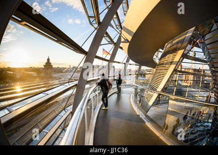 Berlin. L'Allemagne. Intérieur de la coupole du Reichstag et rampe en spirale au coucher du soleil. Banque D'Images