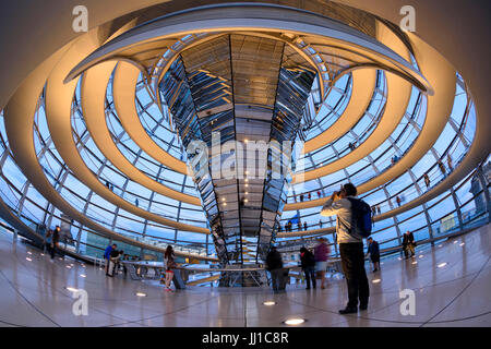 Berlin. L'Allemagne. Intérieur de la coupole du Reichstag et rampe en spirale au coucher du soleil. Banque D'Images