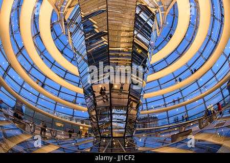 Berlin. L'Allemagne. Intérieur de la coupole du Reichstag et rampe en spirale au coucher du soleil. Banque D'Images