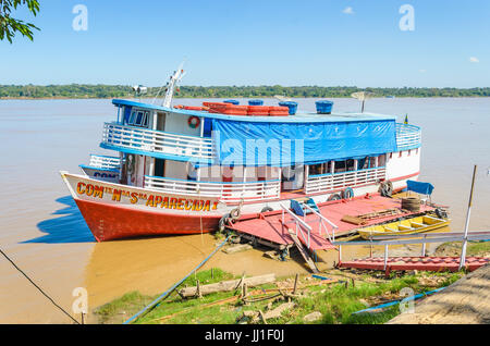 PORTO VELHO, BRÉSIL - 16 juin 2017 : les bateaux d'excursion sur les rives du fleuve Madeira. Départ de bateaux Estrada de Ferro Madeira-Mamore portant beaucoup de Banque D'Images