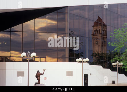 Tour de l'horloge reflet dans la fenêtre de l'Opéra, parc Riverfront, Spokane, Washington Banque D'Images