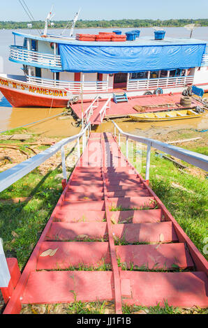 PORTO VELHO, BRÉSIL - 16 juin 2017 : les bateaux d'excursion sur les rives du fleuve Madeira. Départ de bateaux Estrada de Ferro Madeira-Mamore portant beaucoup de Banque D'Images