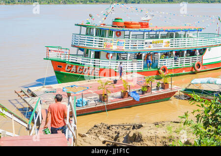 PORTO VELHO, BRÉSIL - 16 juin 2017 : les bateaux d'excursion sur les rives du fleuve Madeira. Départ de bateaux Estrada de Ferro Madeira-Mamore portant beaucoup de Banque D'Images