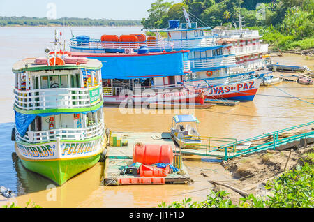 PORTO VELHO, BRÉSIL - 16 juin 2017 : les bateaux d'excursion sur les rives du fleuve Madeira. Départ de bateaux Estrada de Ferro Madeira-Mamore portant beaucoup de Banque D'Images