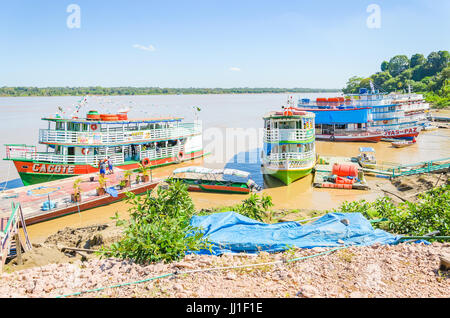 PORTO VELHO, BRÉSIL - 16 juin 2017 : les bateaux d'excursion sur les rives du fleuve Madeira. Départ de bateaux Estrada de Ferro Madeira-Mamore portant beaucoup de Banque D'Images