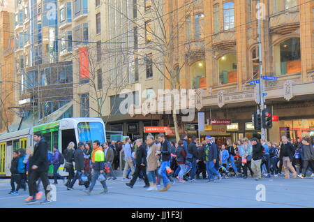 Les gens traversent street dans le centre-ville de Melbourne en Australie. Banque D'Images