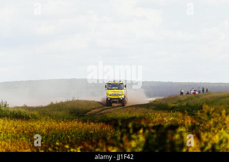 Voiture de rallye camion roulant sur route de terre au cours de Silk Way rally Banque D'Images