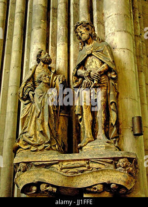 Un tombeau et diverses statues à l'intérieur de la cathédrale d'Amiens, France le 07/05/2006 Banque D'Images