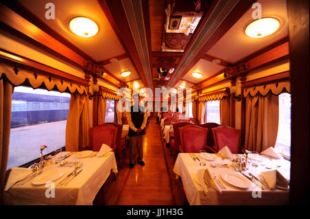 Restaurant sur le célèbre train indien luxe Chariot d'or à la gare de Mysore, Karnataka, Inde Banque D'Images