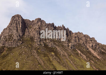 Péninsule de Assynt, ÉCOSSE - 7 juin 2012 : Libre de brown Mountain Ridge le long de Loch Lurgainn sous ciel blanc. La végétation verte sur pied. Banque D'Images