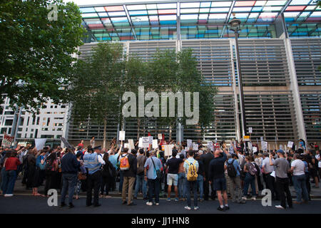 Manifestation devant le Home Office à Marsham Street appelant à la justice et les réponses au cours de la catastrophe de la tour de Grenfell. Les résidents de Grenfell Grenfell tour soutenu par groupe d'action, défendre le logement du Conseil, Kensington et Chelsea, l'élan Westway23 et NW London Stand Up au racisme En vedette : Atmosphère, voir Où : London, England, United Kingdom Quand : 16 Juin 2017 Crédit : Wheatley/WENN Banque D'Images