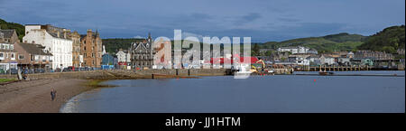 Magasins, hôtels et restaurants le long de la jetée du Nord dans le port d'Oban, Argyll and Bute, Ecosse, Royaume-Uni Banque D'Images