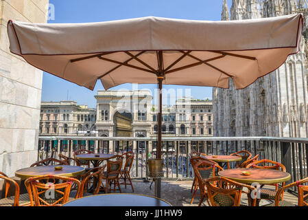 Des boissons d'un balcon donnant sur la Piazza Duomo à Milan, Italie sur une journée d'été Banque D'Images