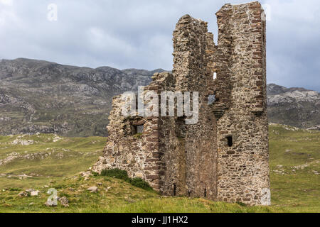 Péninsule de Assynt, ÉCOSSE - 7 juin 2012 : Ruines du château d'Ardvreck brunâtre à Loch Assynt. La végétation verte. Ciel nuageux. Banque D'Images