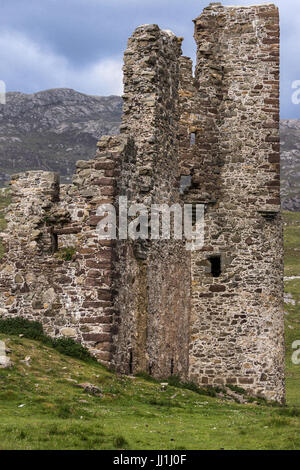 Péninsule de Assynt, ÉCOSSE - 7 juin 2012 : libre d'un côté de ruines du château d'Ardvreck brunâtre. La végétation verte. Ciel bleu. Banque D'Images