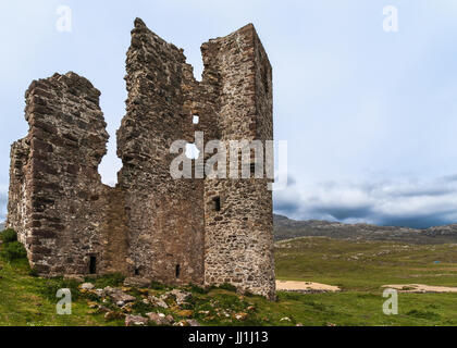 Péninsule de Assynt, ÉCOSSE - 7 juin 2012 : un côté de ruines du château d'Ardvreck brunâtre. La végétation verte. Ciel d'argent avec des cl Banque D'Images