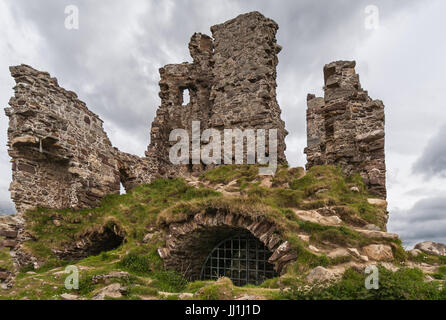 Péninsule de Assynt, ÉCOSSE - 7 juin 2012 : Gros plan plein cadre des ruines du château d'Ardvreck brunâtre avec cave grill. La végétation verte. Silver Banque D'Images