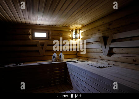 Intérieur d'un Banya ou banja en bois russe conçu comme un lieu pour faire l'expérience de séances de chaleur sèche ou humide dans l'île de Sakhalin, dans l'océan Pacifique. Russie Banque D'Images