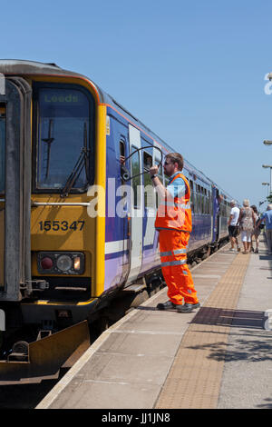 Le signal à l'homme sur l'Hammerton, York à Harrogate line recueillir l'unique ligne de jeton le conducteur de l'État de New York 1320 - Leeds via Harrogate Banque D'Images