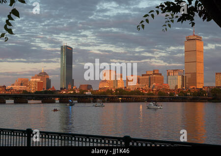 Une photographie de l'horizon de Boston comme vu de la Charles River Waterfront le 4 juillet 2017. Pris dans golden heure avant le feu d'artifice a commencé. Banque D'Images