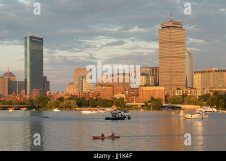 Une photographie de l'horizon de Boston comme vu de la Charles River Waterfront le 4 juillet 2017. Pris dans golden heure avant le feu d'artifice a commencé. Banque D'Images