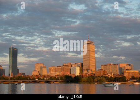 Une photographie de l'horizon de Boston comme vu de la Charles River Waterfront le 4 juillet 2017. Pris dans golden heure avant le feu d'artifice a commencé. Banque D'Images