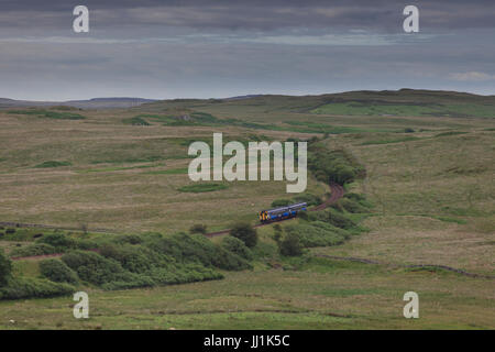 Le 0702 Stranraer - Glasgow Central Scotrail train passe, Glenwhilly sud de Barrhill, sur la ligne à voie unique à Stranraer Banque D'Images