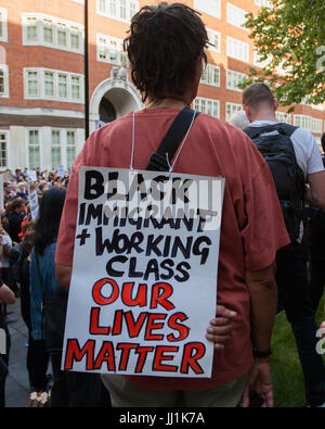 Manifestation devant le Home Office à Marsham Street appelant à la justice et les réponses au cours de la catastrophe de la tour de Grenfell. Les résidents de Grenfell Grenfell tour soutenu par groupe d'action, défendre le logement du Conseil, Kensington et Chelsea, l'élan Westway23 et NW London Stand Up au racisme En vedette : Atmosphère, voir Où : London, England, United Kingdom Quand : 16 Juin 2017 Crédit : Wheatley/WENN Banque D'Images