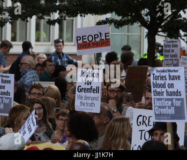 Manifestation devant le Home Office à Marsham Street appelant à la justice et les réponses au cours de la catastrophe de la tour de Grenfell. Les résidents de Grenfell Grenfell tour soutenu par groupe d'action, défendre le logement du Conseil, Kensington et Chelsea, l'élan Westway23 et NW London Stand Up au racisme En vedette : Atmosphère, voir Où : London, England, United Kingdom Quand : 16 Juin 2017 Crédit : Wheatley/WENN Banque D'Images