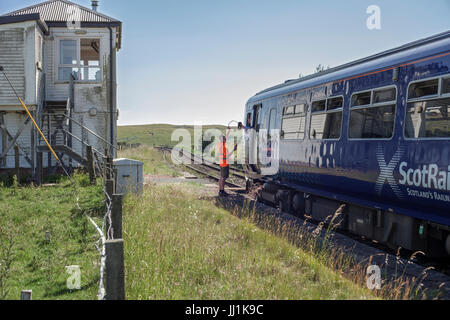 Glenwhilly sud de Barrhill, pilote de ligne Stranraer 1413 Glasgow Central-Stranraer l'échange d'une seule ligne des jetons avec le signaleur ferroviaire du Réseau Banque D'Images