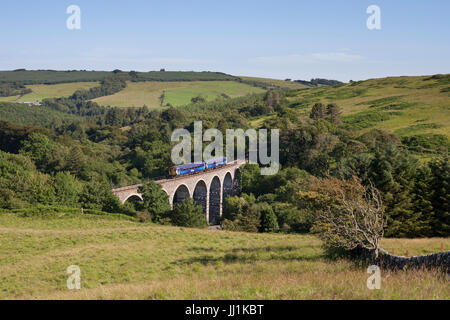 Le 1659 Stranraer - Glasgow Scotrail train passe Kinclaer viaduc, Pinmore (au sud de Girvan) Banque D'Images