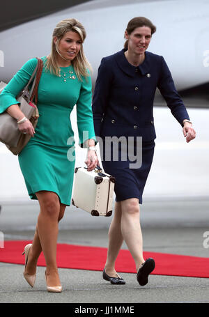 Natasha Archer (à gauche) à la styliste de la duchesse de Cambridge et Maria Borrallo, nounou à Prince George et la Princesse Charlotte arrivent avec le couple royal à l'aéroport de Varsovie pour le début de leur tournée de cinq jours en Pologne et l'Allemagne. Banque D'Images