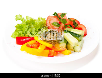 Salade d'été frais on white plate Banque D'Images